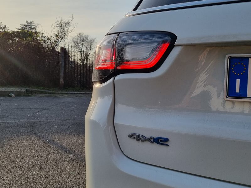 Jeep Compass 4XE, guarda le foto del suv ibrido plug-in 8