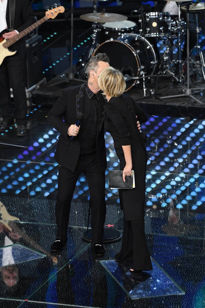 Sanremo 2017, Maria De Filippi e il bacio agli ospiti 25