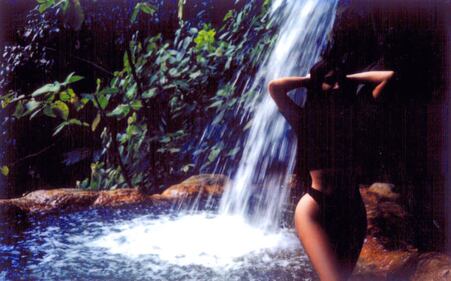 Kim Kardashian hot: bionda e scollata su Twitter 3