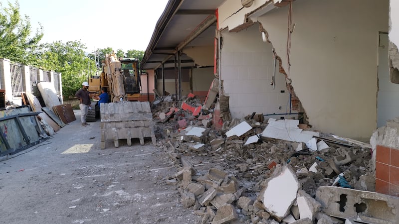 Abusivi e inagibili, abbattuti appartamenti nel Napoletano 3