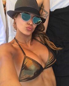 Cristina Buccino, la scollatura è hot 6