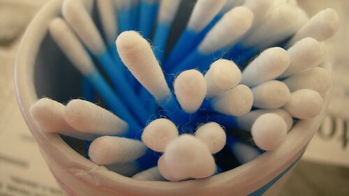 Lo studio: "I cotton fioc nelle orecchie? Ecco perché non vanno usati"
