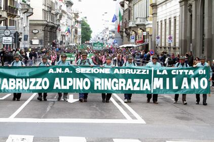 A Milano sfilano gli Alpini: 500mila penne nere invadono il centro 8