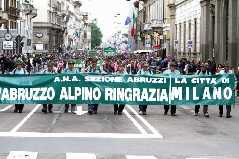 A Milano sfilano gli Alpini: 500mila penne nere invadono il centro 8