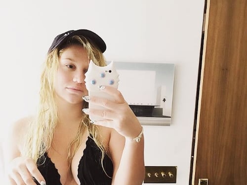 Kesha irriconoscibile con un bikini esplosivo
