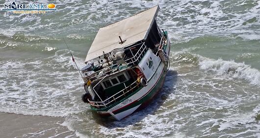 Le barche abbandonate sulle spiagge dell'agrigentino 4