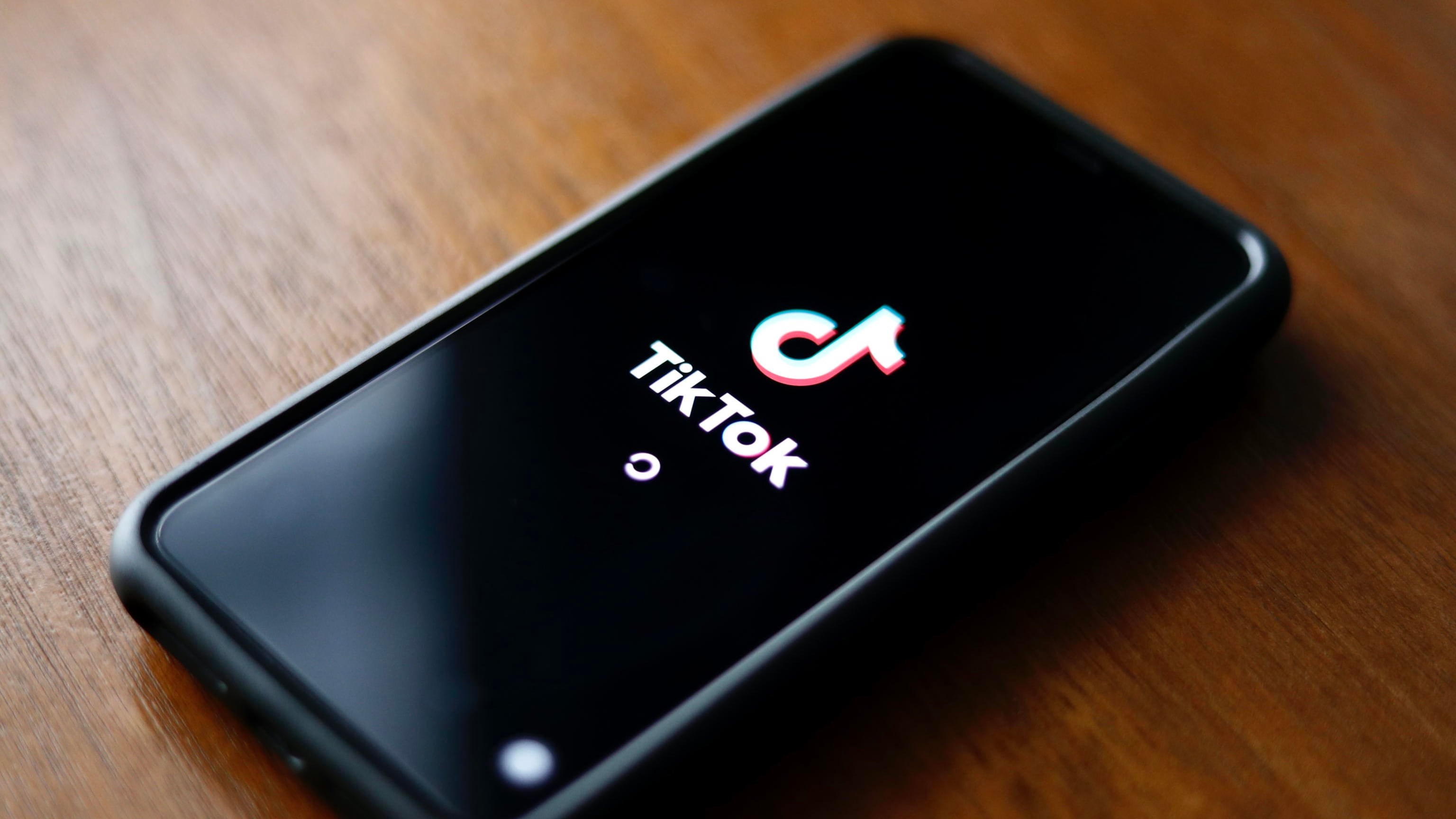 "Via TikTok". Anche il Parlamento europeo vieta il social ai dipendenti