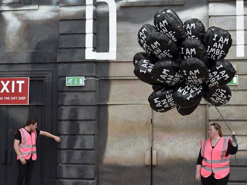 Benvenuti a Dismaland, il tetro parco giochi di Banksy