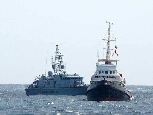 Immigrati, la mossa della procura: "liberata" la nave dei centri sociali