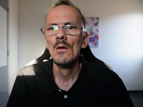 Quando l'orrore corre online: lo streamer muore in diretta dopo una maratona di violenze