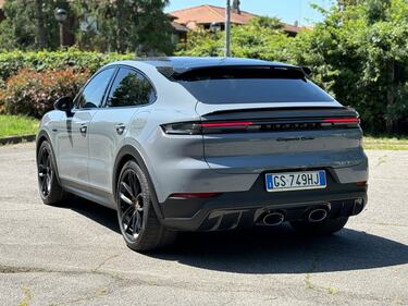 Porsche Cayenne Coupè GT: il video in pillole del super SUV ibrido da 740 CV 10