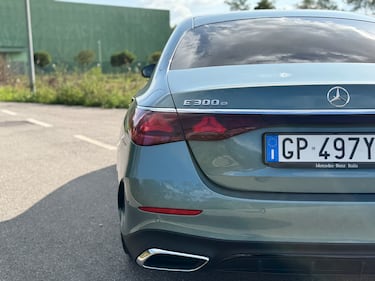 Mercedes Classe E 300e: guarda la gallery della berlina ibrida super lusso 8