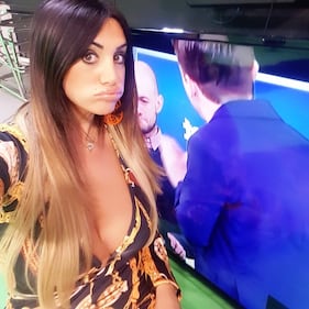 Marika Fruscio, scollatura hot dalla camicia 4