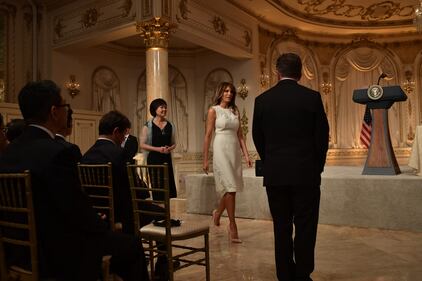 Melania Trump, fascino bianco col premier giapponese 13
