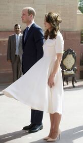 Kate come Marilyn: il vento gioca con la gonna 5