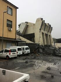 Macerie e macchine schiacciate: le foto 9