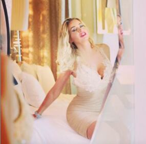 Valeria Marini: baci e foto sexy su Instagram 3