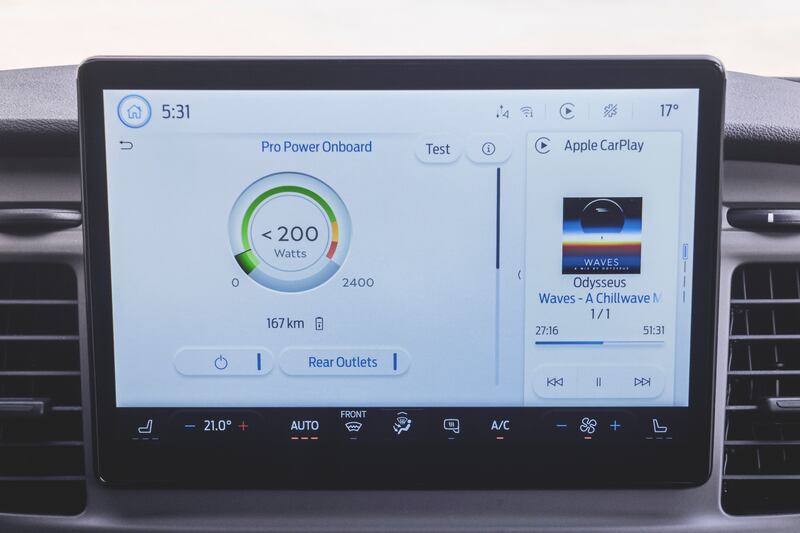Ford E-Transit, il furgone più venduto al mondo diventa 100% elettrico: guarda la gallery 17