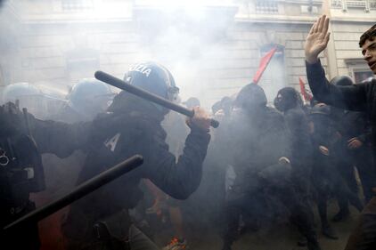 Manifestazione contro il "Remigration Summit": scontri con la polizia a Milano 3