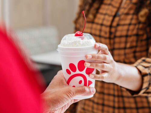 Da conservatrice alla svolta woke: campagna di boicottaggio contro la catena Chick-fil-A