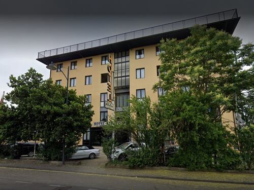 Firenze, pestano l'albergatore e rubano cellulare: solo denunciati 4 stranieri