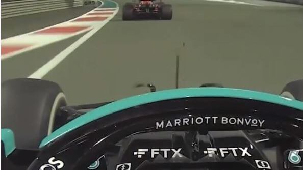 "Lo stanno falsando". Il "team radio" di Hamilton