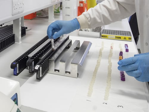 Trump fa scorta di remdesivir: inizia la guerra per i farmaci