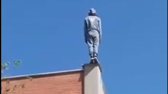Il migrante si getta dal tetto: il video choc del tentato suicidio
