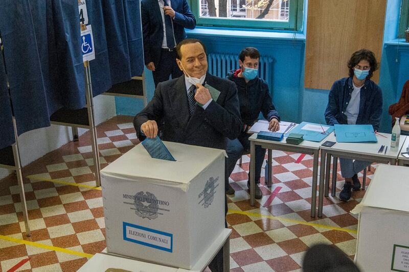 Berlusconi vota a Milano 7
