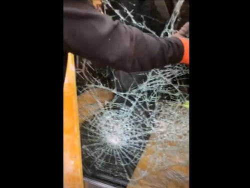 Milano, sfonda vetrata con tombino e ruba cassa: preso ladro 18enne