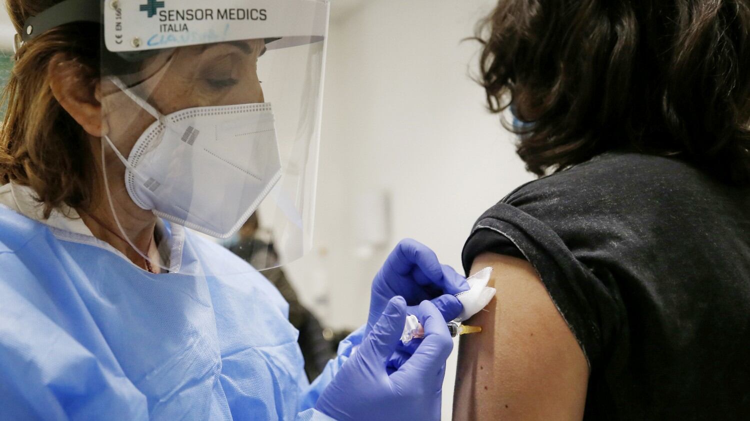 Coronavirus, il piano vaccini: frigoriferi requisiti e ogni fiala tracciata