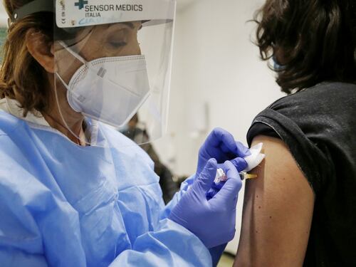 Coronavirus, il piano vaccini: frigoriferi requisiti e ogni fiala tracciata