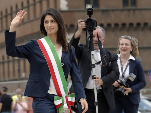 La Raggi contro il boldrinismo: "Sindaca? Chiamatemi Virginia"