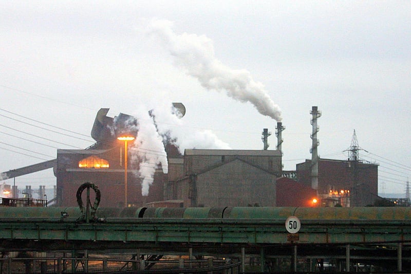 Ex Ilva, parte il piano salva-esuberi. Per 4 anni forni elettrici impossibili
