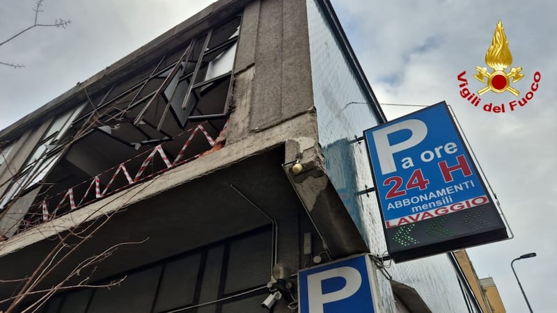 La parete sfondata e l'auto in bilico nel vuoto: le immagini dei soccorsi dei vigili del fuoco 2