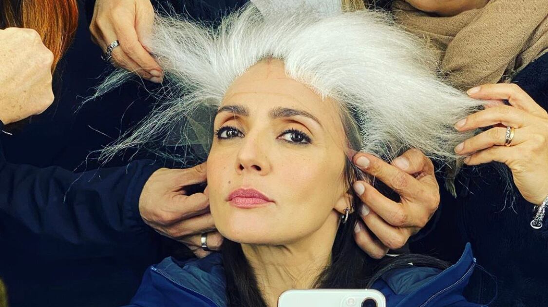 Il white look di Ambra Angiolini "spaventa" i fan