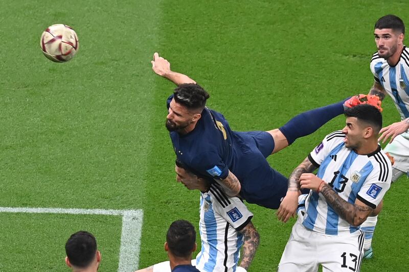 Giroud colpo di testa