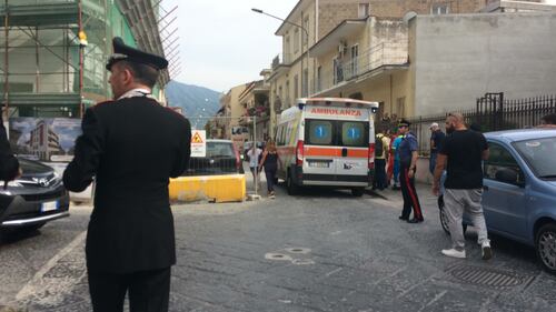 Lavoratore si incatena davanti la casa di Di Maio e si butta benzina addosso 3