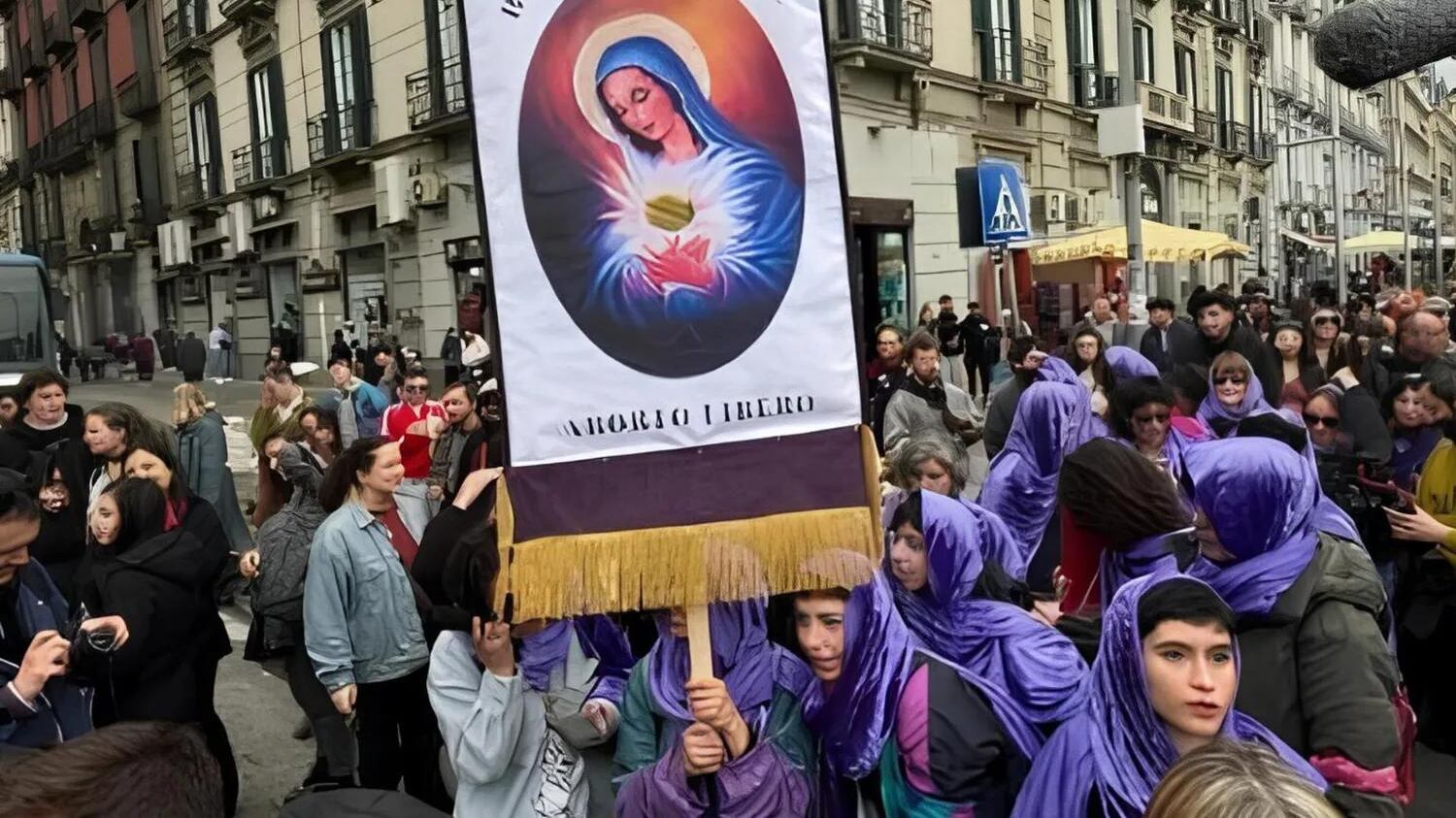 Madonna con la pillola abortiva, lo striscione che fa scandalo