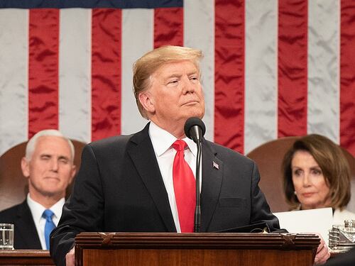 Trump: "Il meglio deve venire". E Pelosi straccia il suo discorso