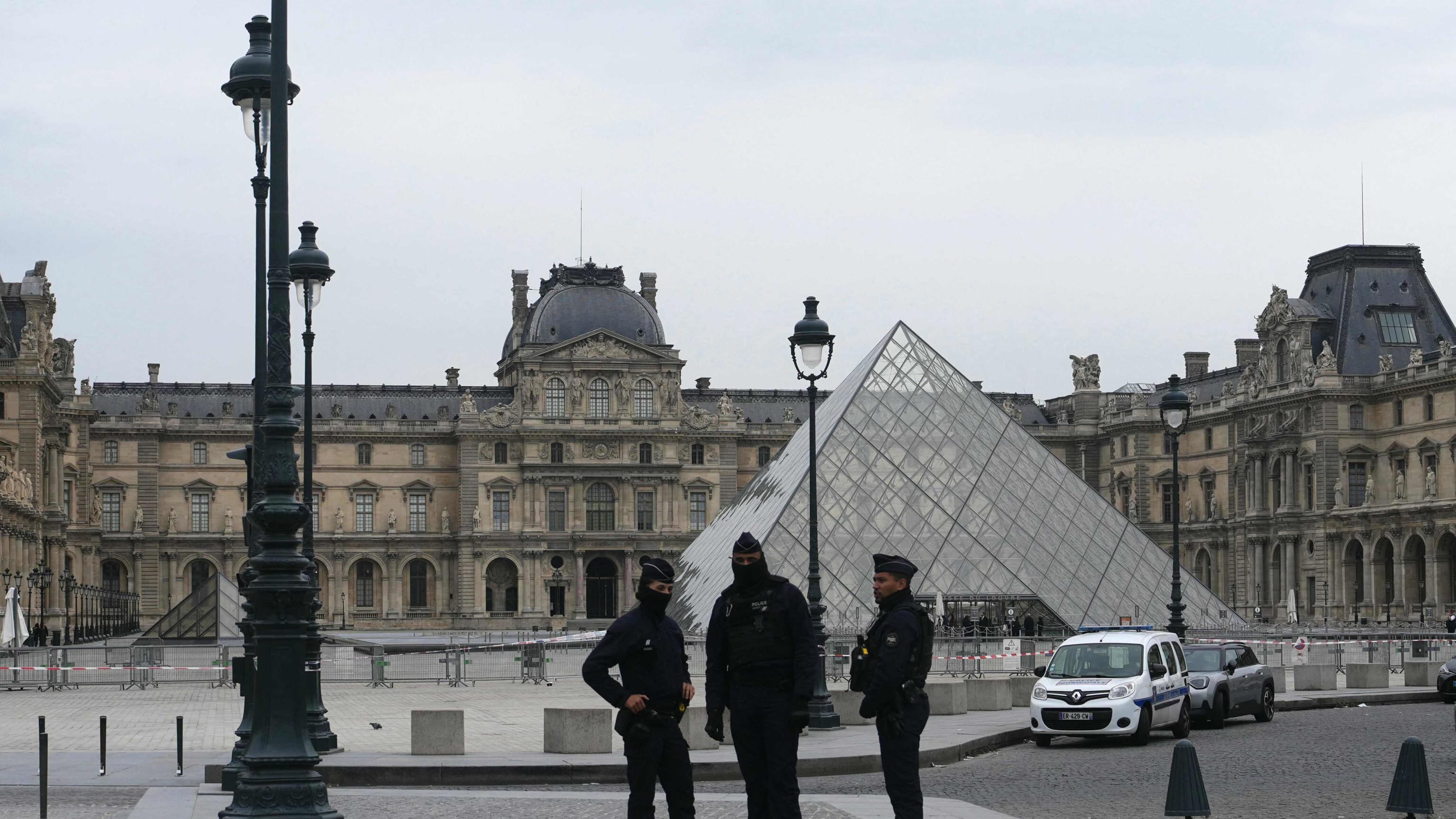 Louvre choc, rapina in 4 minuti. "Rubati i gioielli di Napoleone"
