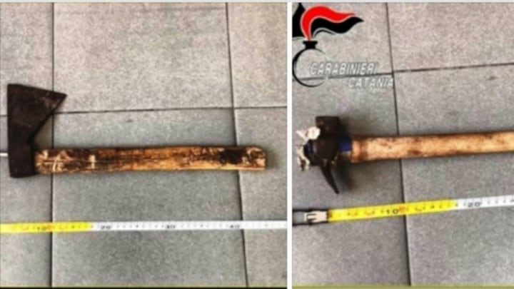 La madre non prepara il pranzo e il figlio la minaccia con ascia e martello