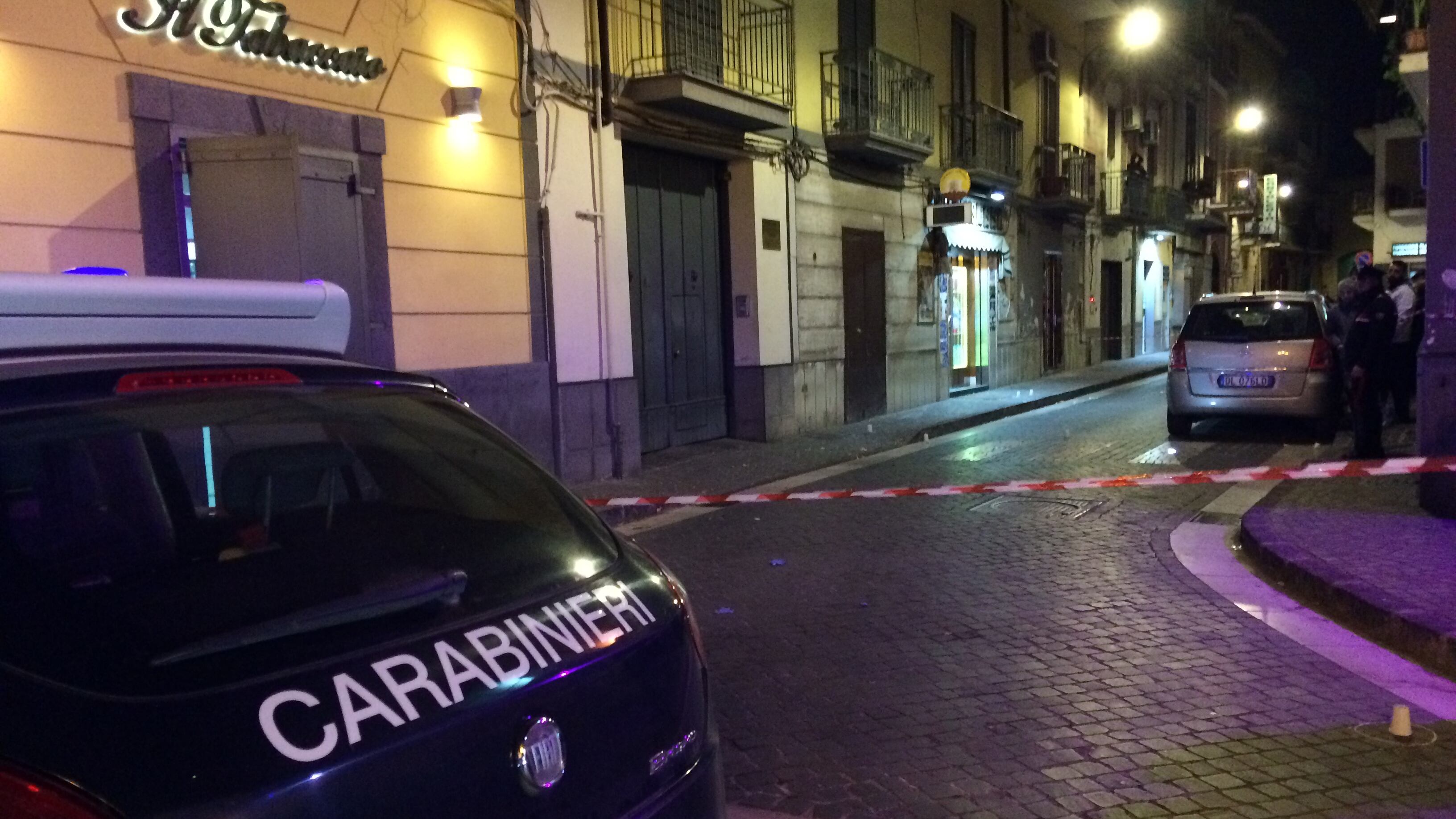 Sparano tra la folla e colpiscono un passante