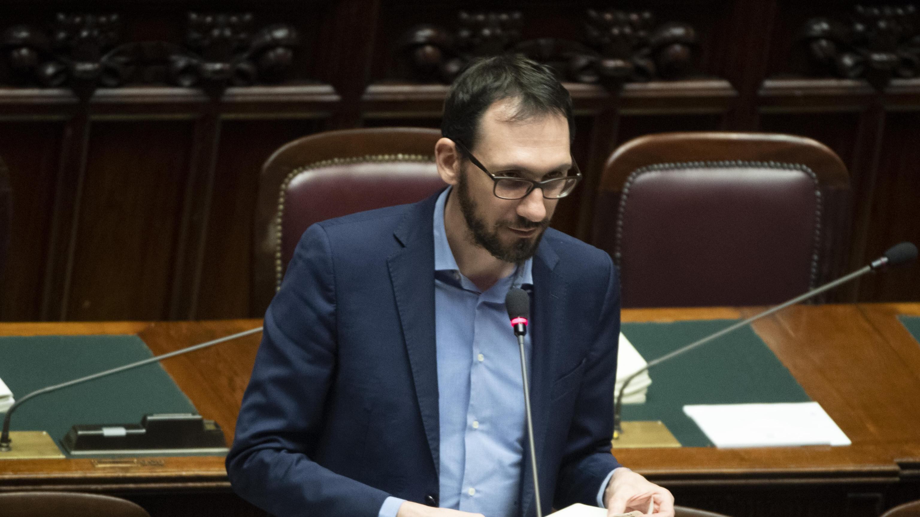 Il post choc del tesoriere M5S: Draghi al guinzaglio di Biden