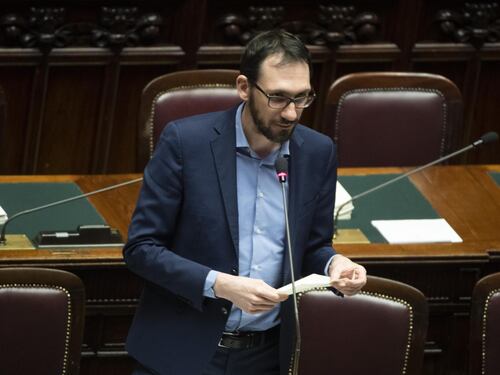 Il post choc del tesoriere M5S: Draghi al guinzaglio di Biden