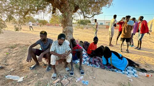 Migranti bivaccati a Zarzis sulla strada verso nord dove partono i barchini.