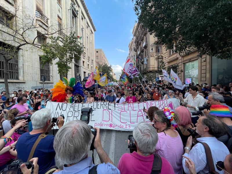 Uomini vestiti da cani, utero in affitto e maternità surrogata. Ecco il Gay Pride di Palermo 30