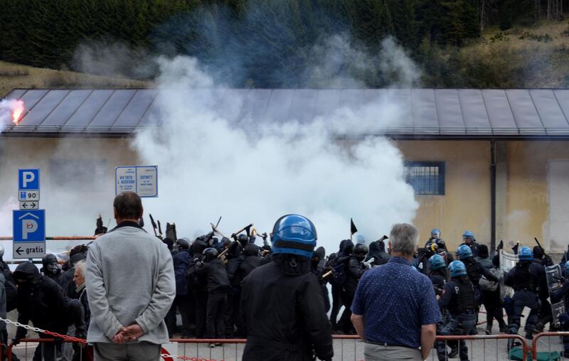 Scontri al Brennero tra black bloc e polizia 15
