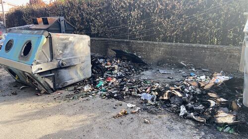 Roma, rifiuti inondano la strada a Tor Bella Monaca 4