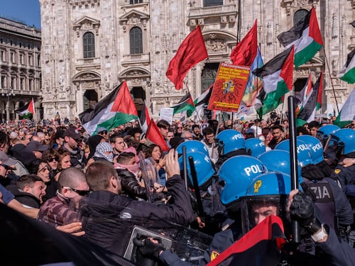 Piazza occupata, blitz anti-sionisti. Un ferito e dieci fermati a Milano